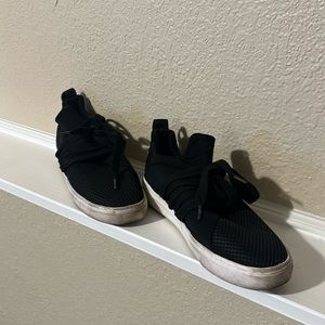 Steve Madden tennis shoes, size 7! Black